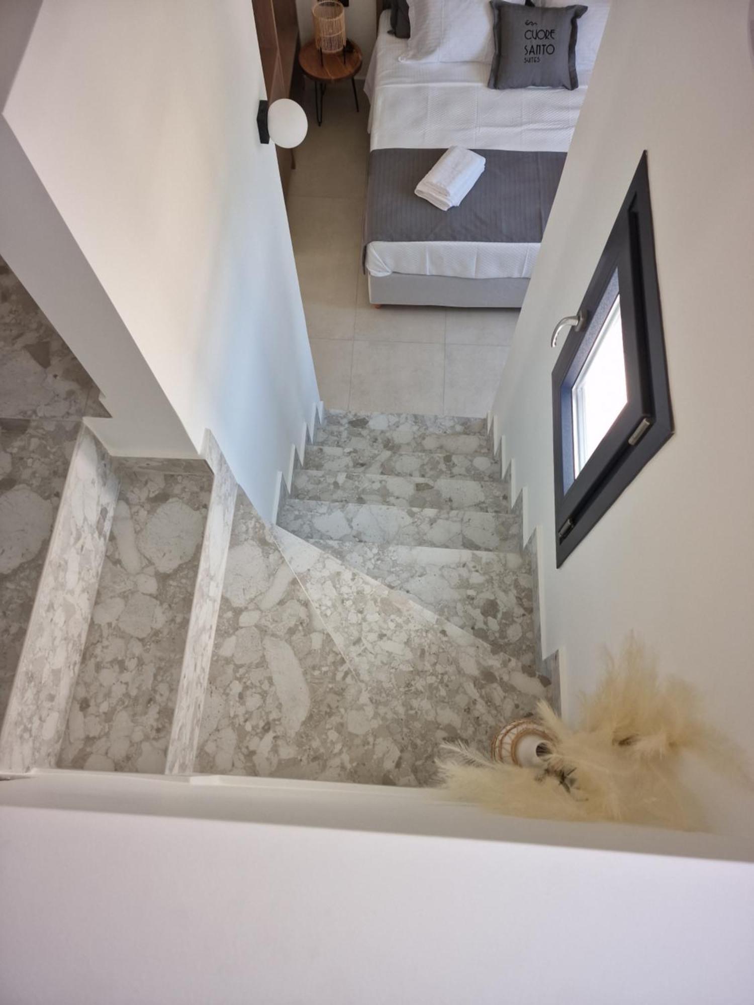 Cuore Santo Suites Тира Экстерьер фото