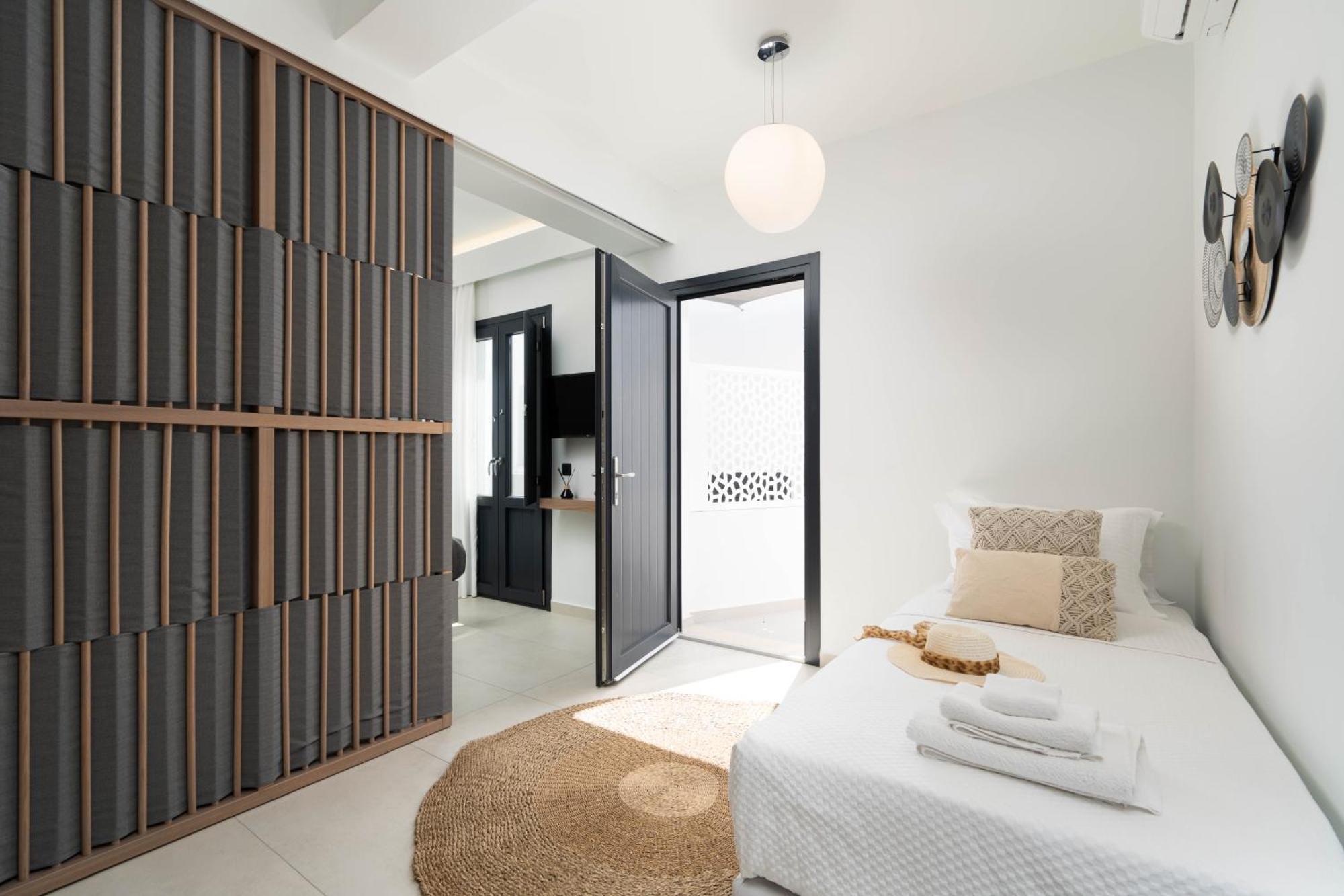Cuore Santo Suites Тира Номер фото